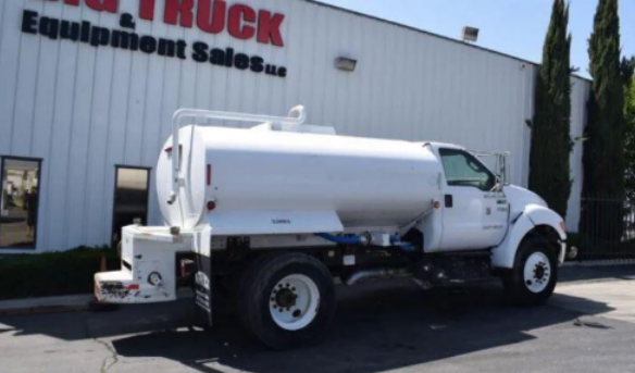 Water truck with clean tires